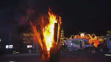 火把节日篝火晚会燃烧的木材视频的预览图